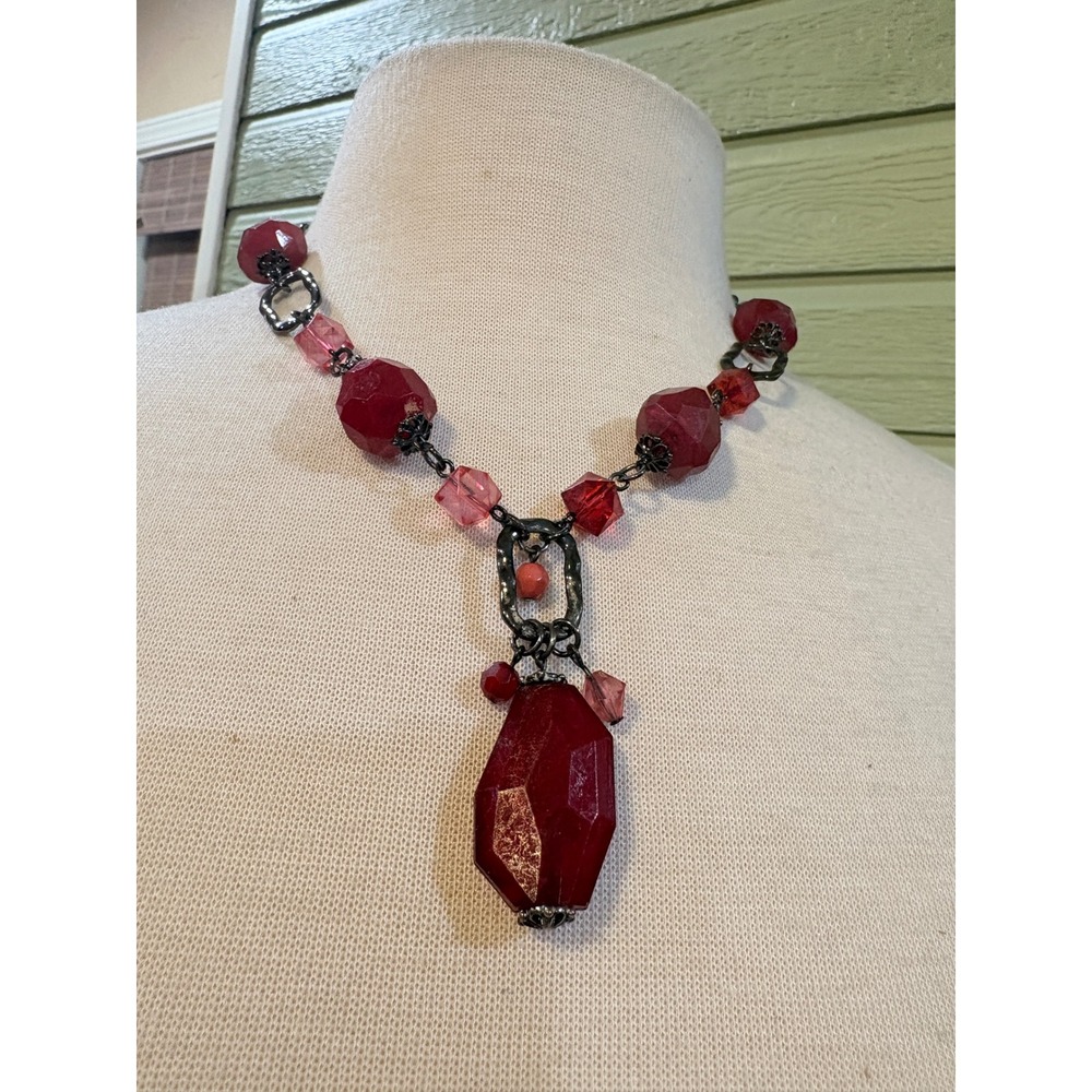 Red Pink‎ Faceted Bead Statement Necklace Gunmetal Geometric Pendant